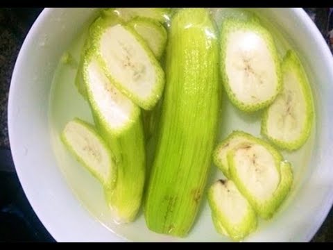 Chuối xanh bỏ vỏ ngâm vào nước muối loãng